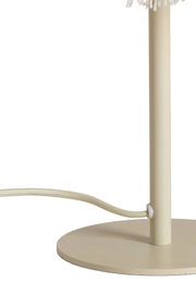 Close-up van de voet van een tafellamp met crèmekleurige kabel en voet.