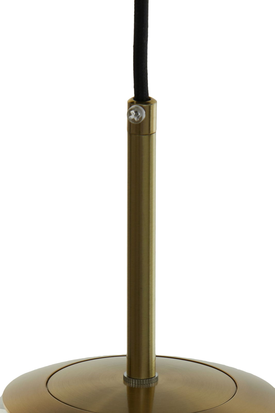 Nahaufnahme einer Hängeleuchte mit einem goldenen Metallstab und schwarzem Kabel von der Seite.