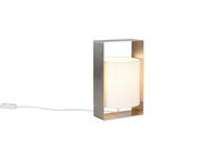 Moderne Tischleuchte mit rechteckigem Metallrahmen und zylindrischem, weißem Lampenschirm, seitliche Perspektive.