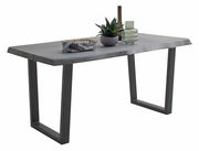 Moderner Esstisch mit rechteckiger Holzplatte und Metallbeinen, seitliche Perspektive