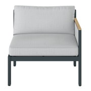 Vooraanzicht van een loungebank met een armleuning aan de rechterkant, grijze bekleding en een donker frame.