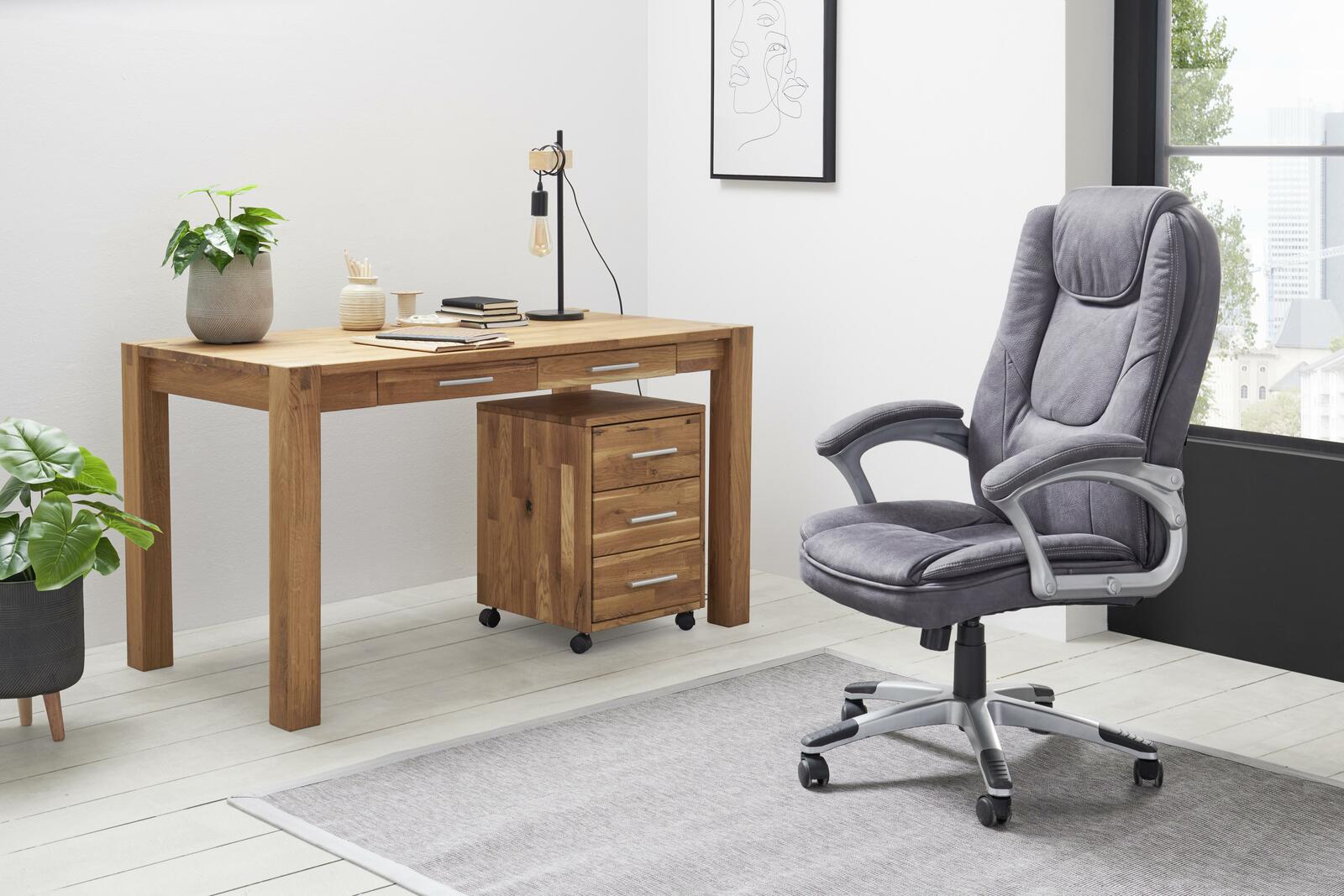 Moderner Schreibtisch aus Holz mit Schubladen, dekoriert mit Pflanzen und Büchern, in einem hellen Raum mit einem ergonomischen Bürostuhl. Perspektive von vorne.