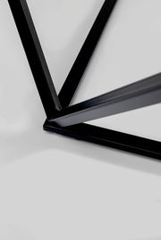 Nahaufnahme eines schwarzen Metallgestells eines Beistelltisches aus der Vogelperspektive.