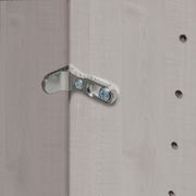 Nahaufnahme eines Scharniers an einem Drehtürenschrank, seitliche Perspektive