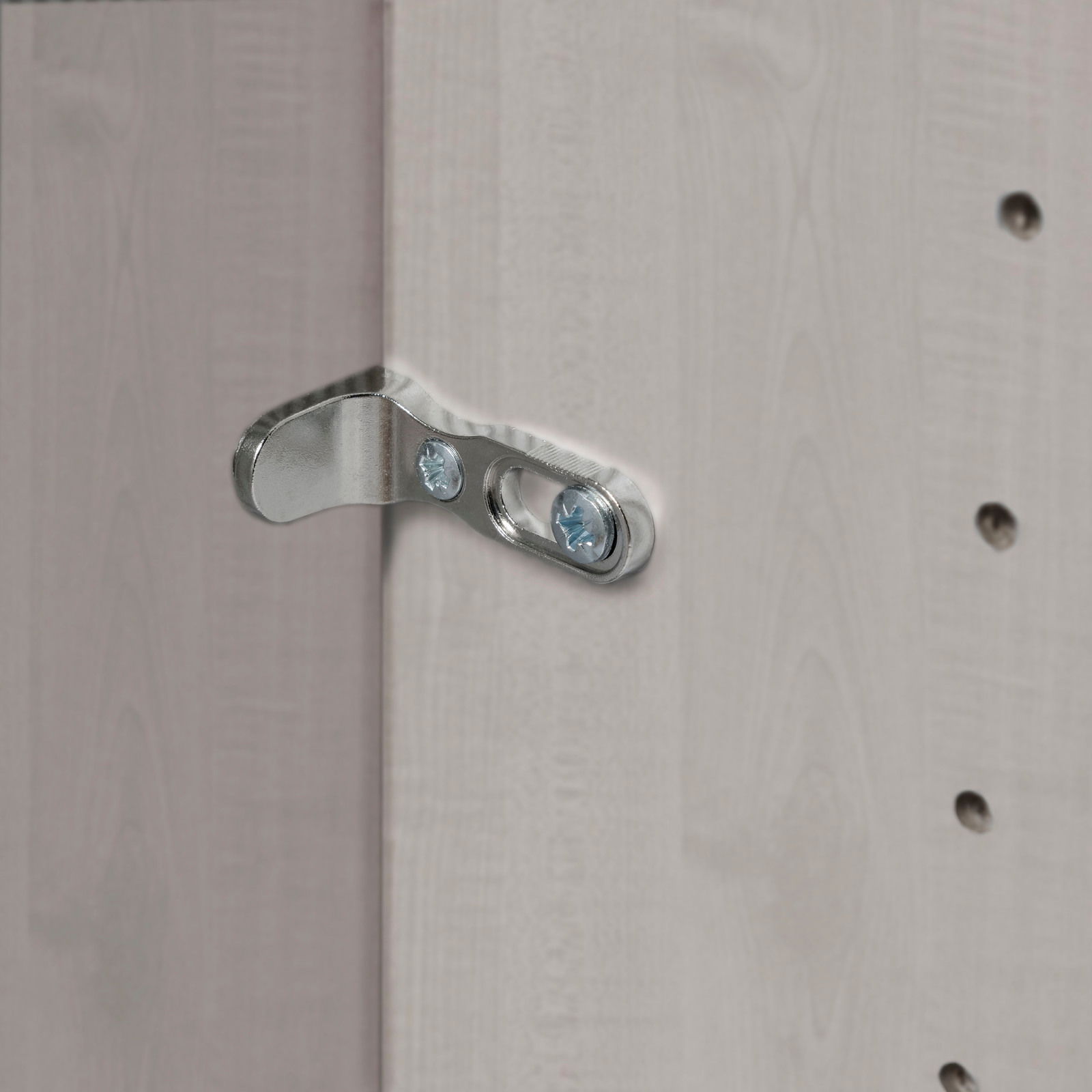 Nahaufnahme eines Scharniers an einem Drehtürenschrank, seitliche Perspektive