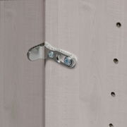 Nahaufnahme eines Scharniers an einem Drehtürenschrank, seitliche Perspektive