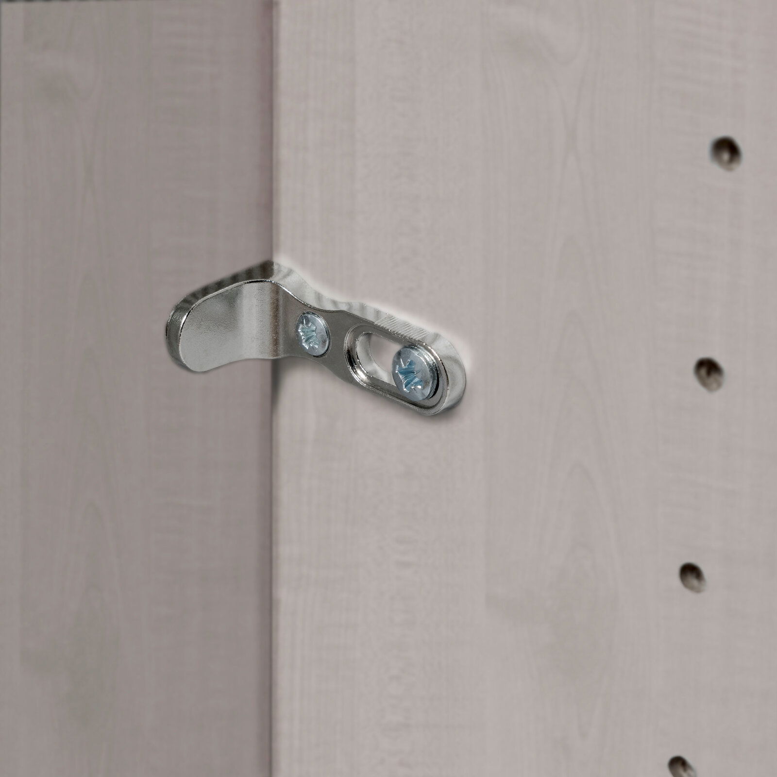 Nahaufnahme eines Scharniers an einem Drehtürenschrank, seitliche Perspektive