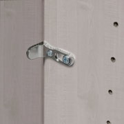 Nahaufnahme eines Scharniers an einem Drehtürenschrank, seitliche Perspektive