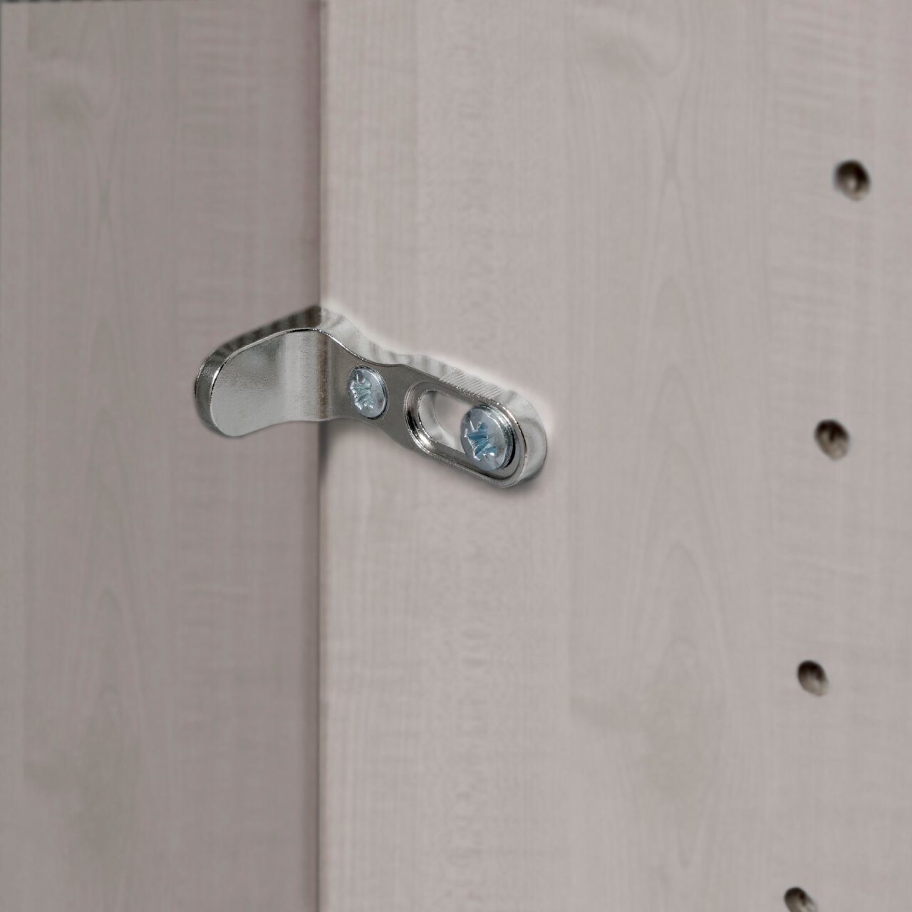 Nahaufnahme eines Scharniers an einem Drehtürenschrank, seitliche Perspektive