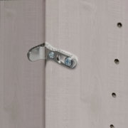 Nahaufnahme eines Scharniers an einem Drehtürenschrank, seitliche Perspektive