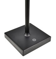 Nahaufnahme der Basis einer schwarzen Solarleuchte mit quadratischem Sockel und Ein-/Ausschalter.