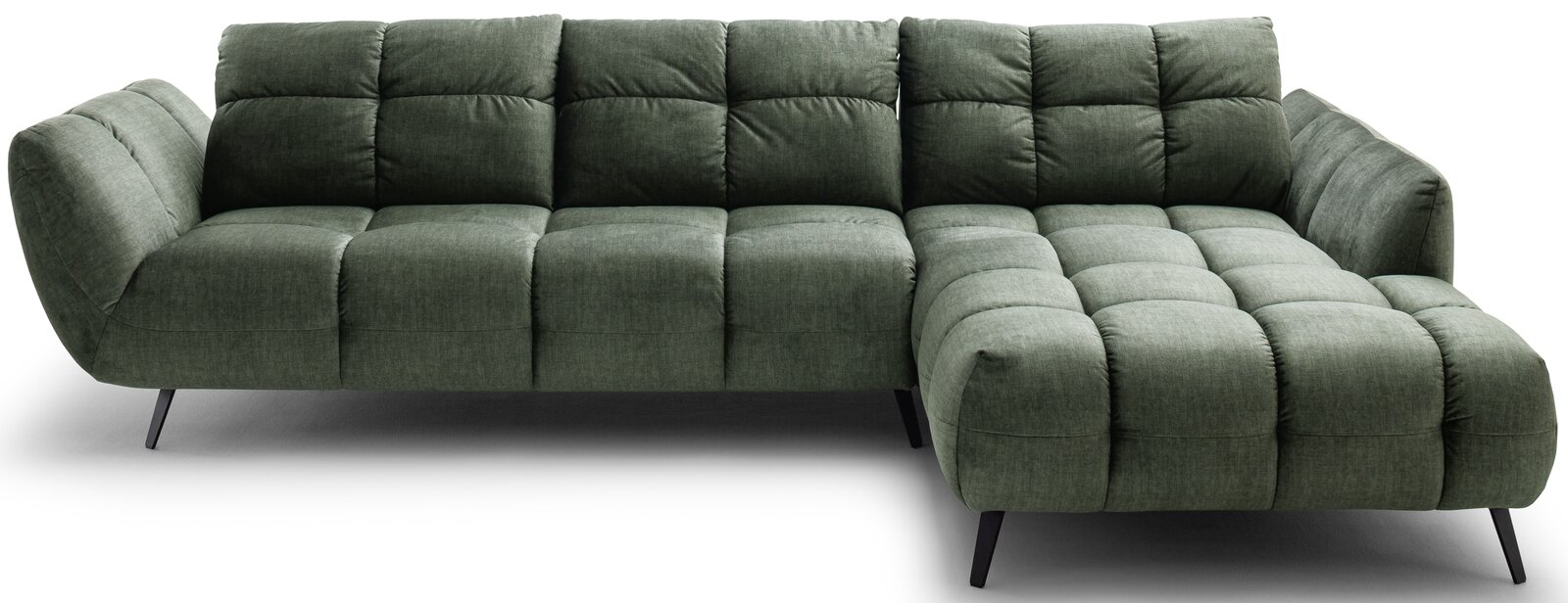 Grünes, gepolstertes Ecksofa mit Steppung, breiten Armlehnen und schwarzen Metallfüßen, Recamiere rechts; Ansicht schräg von vorne