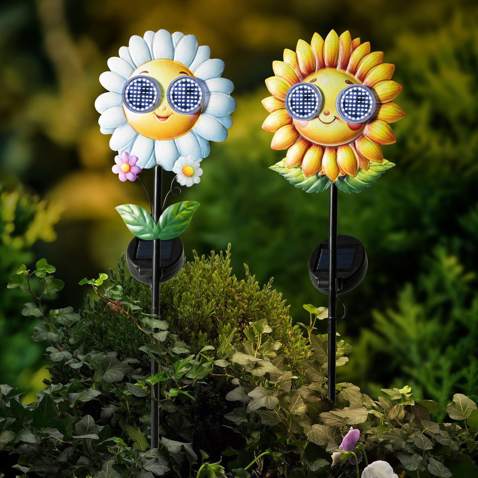 Lumineo Solar Stabbeleuchtung eisen Zwei fröhliche Solar-Stabbeleuchten in Form von Sonnenblumen mit lächelnden Gesichtern und Sonnenbrillen, aufgestellt in einem Garten. Vorderansicht.