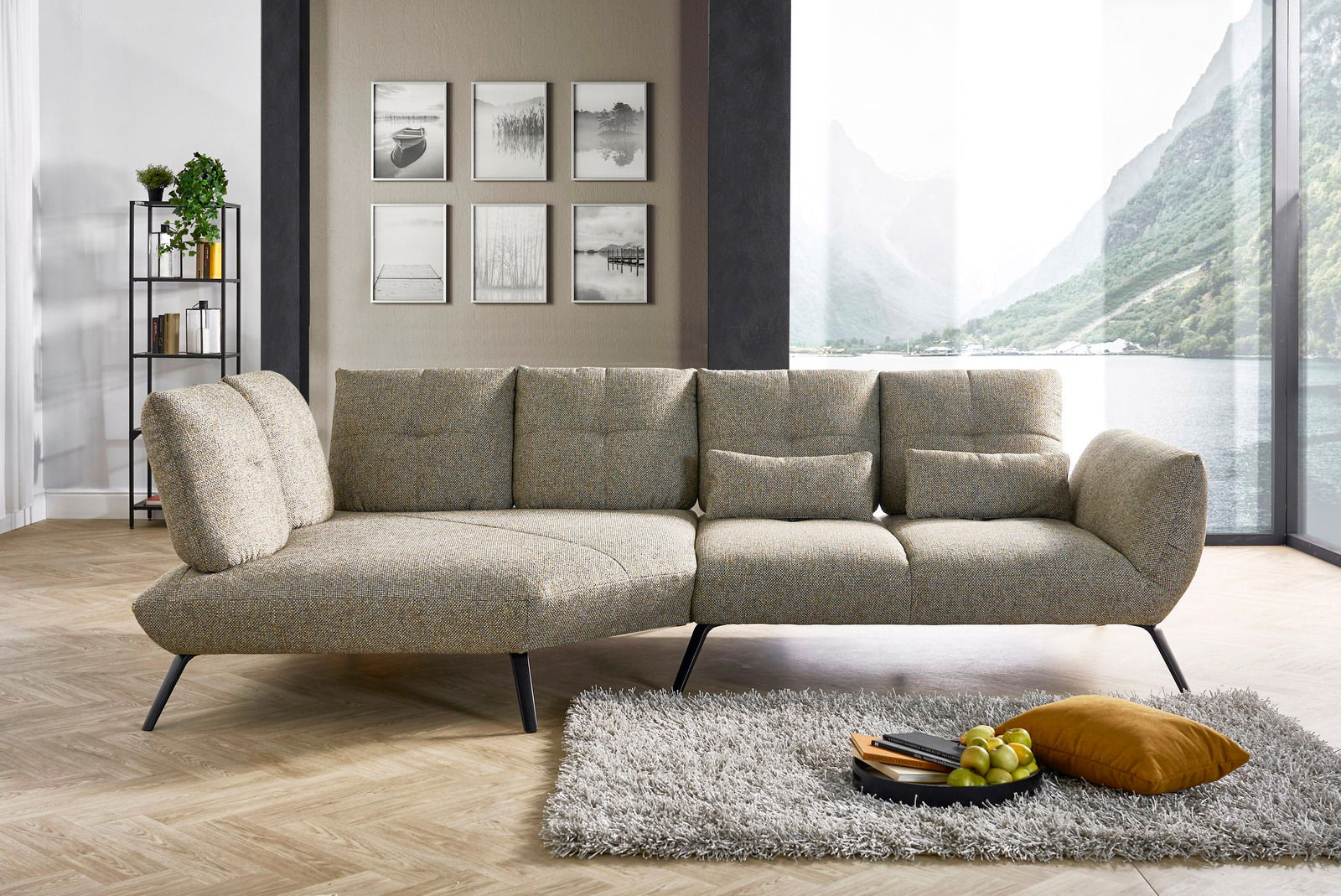 Moderne Rundecke in einem hellen Wohnzimmer mit Blick auf große Fenster und Berglandschaft im Hintergrund, seitliche Perspektive.