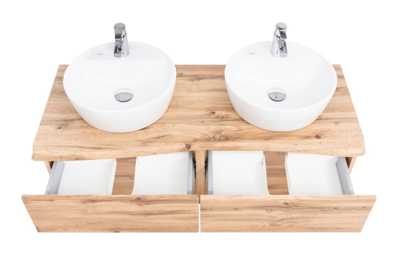 Set met dubbele wastafel van hout, met twee ronde witte wasbakken en open lades, gezien van bovenaf