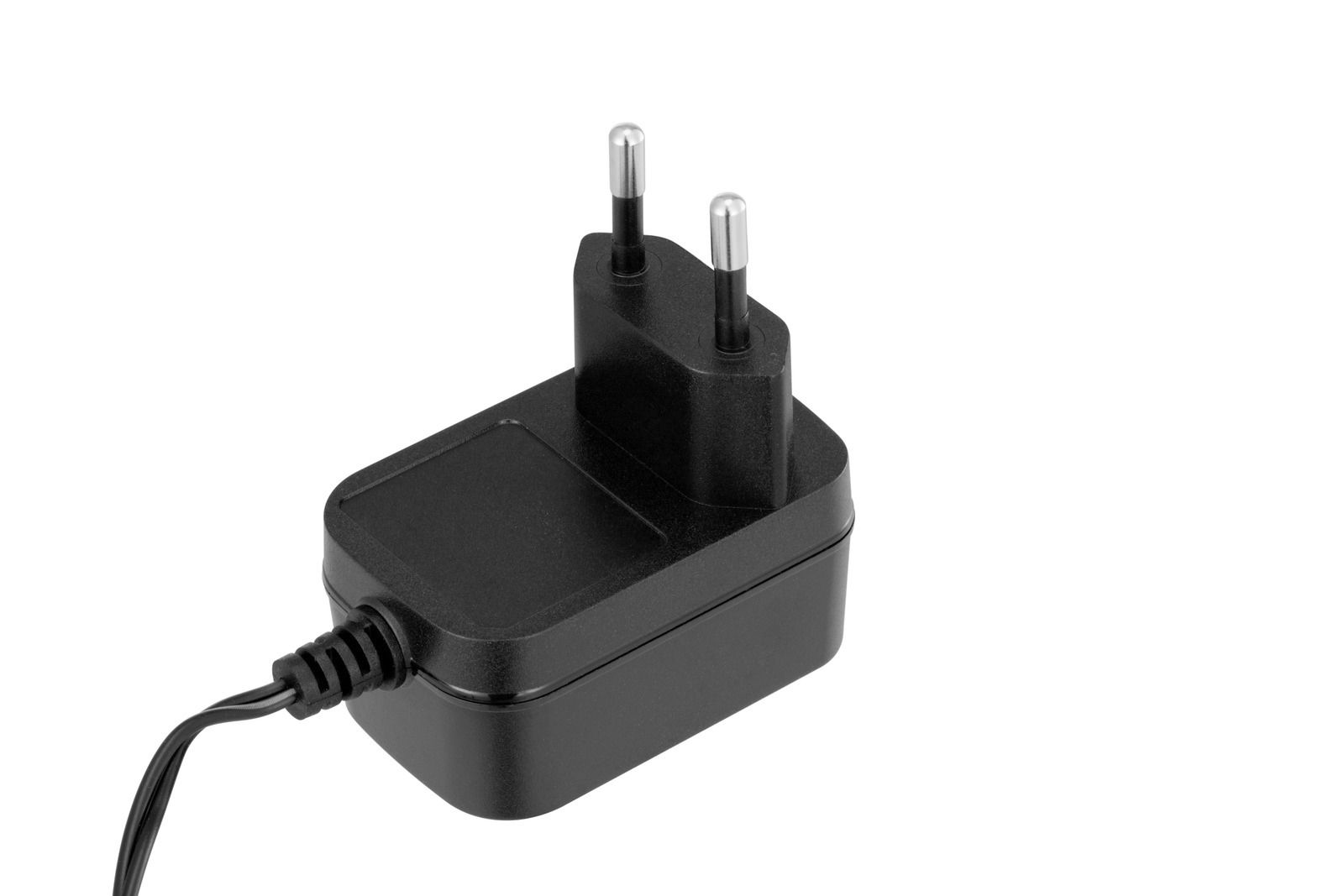 Schwarzes Netzteil mit Eurostecker, seitliche Perspektive