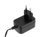 Schwarzes Netzteil mit Eurostecker, seitliche Perspektive