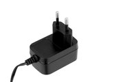 Schwarzes Netzteil mit Eurostecker, seitliche Perspektive