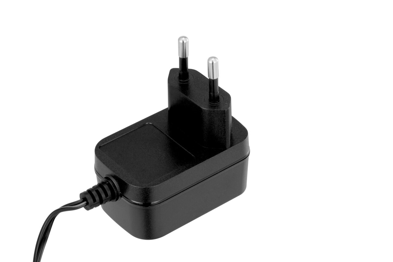 Schwarzes Netzteil mit Eurostecker, seitliche Perspektive