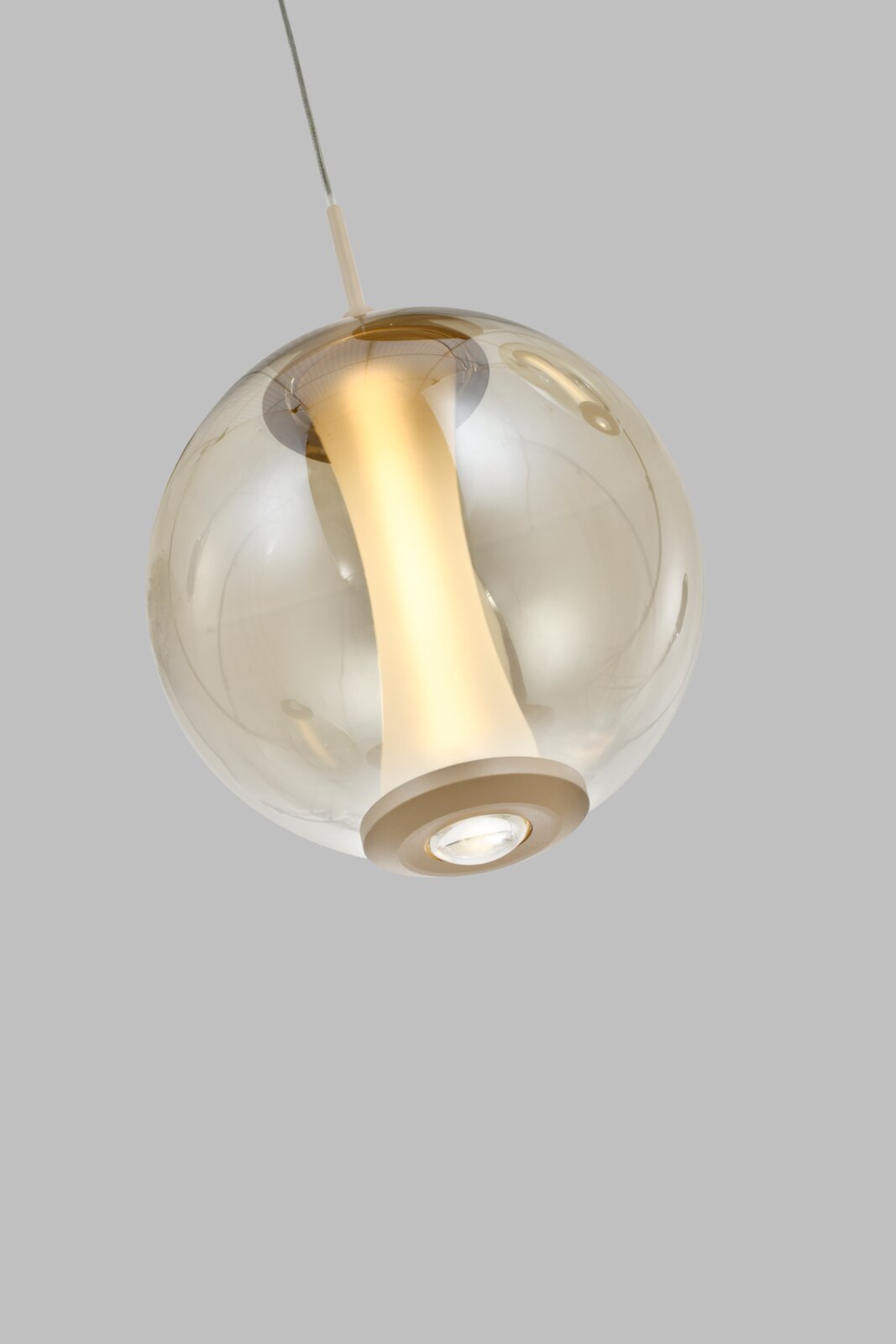 Moderne bolvormige hanglamp van transparant rookglas met een warm verlichte, taps toelopende binnenkap, schuin van onderen afgebeeld.