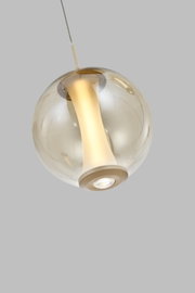 Moderne bolvormige hanglamp van transparant rookglas met een warm verlichte, taps toelopende binnenkap, schuin van onderen afgebeeld.