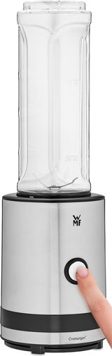 Frontansicht eines WMF Küchenminis Smoothie-to-go Mixers mit Edelstahlgehäuse und einem Finger, der den Startknopf drückt.