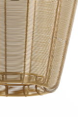 Nahaufnahme einer goldenen Hängeleuchte mit filigranem Drahtdesign, seitliche Perspektive