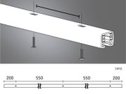 Illustration einer 1,5 Meter langen Schiene mit Befestigungsschrauben, seitliche Perspektive