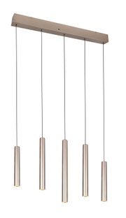 Moderne 5-flammige Pendelleuchte mit langem Deckenbaldachin und fünf zylindrischen Metall-Lampenschirmen in gebürsteter Optik, an schwarzen Kabeln hängend, Produktansicht schräg von vorne auf weißem Hintergrund