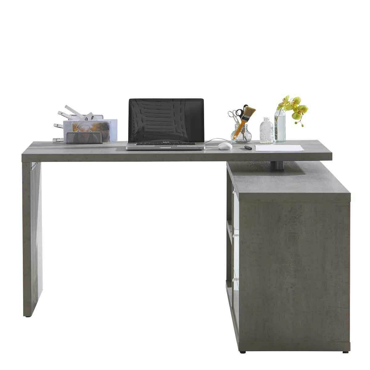 Moderner Eck-Schreibtisch in grauer Holzoptik, frontal abgebildet, mit Laptop, Büromaterial und Dekoration.