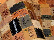 Lederteppich aus verschiedenen Markenetiketten in Patchwork-Design, Nahaufnahme