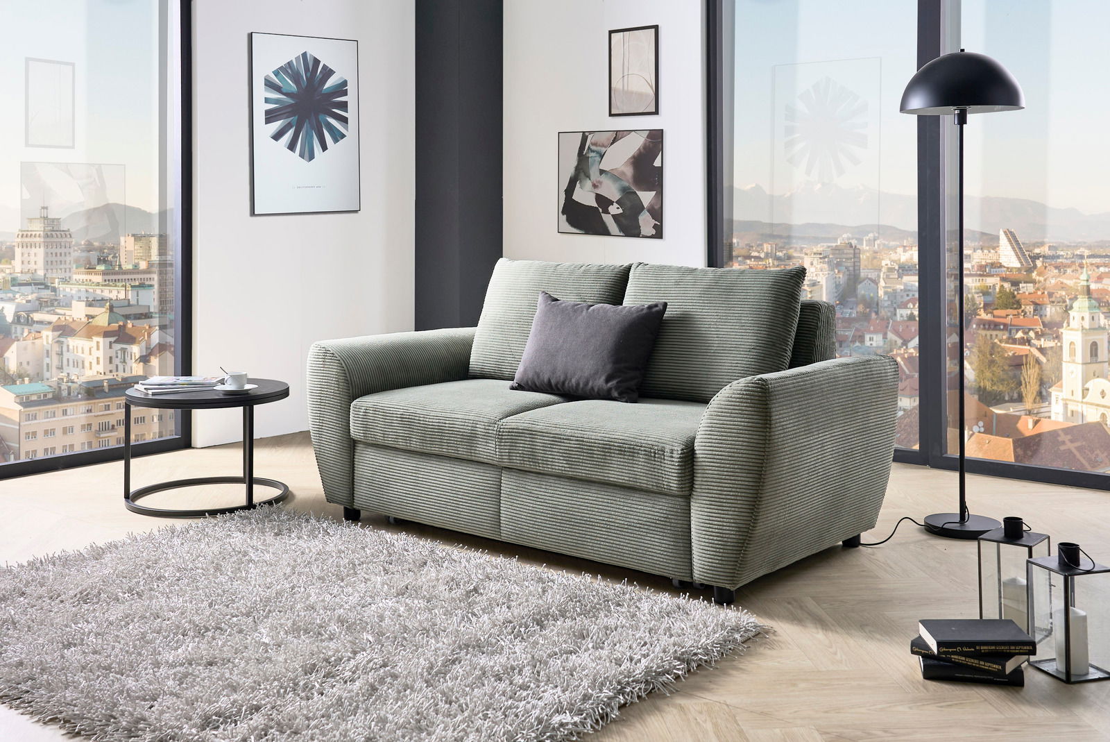 Modernes Funktionssofa in einem stilvollen Wohnzimmer mit Panoramablick, seitliche Perspektive.