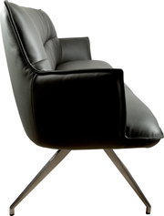 Schwarzer Leder-Sessel mit gepolsterter Rückenlehne und Metallbeinen, Seitenansicht von links auf weißem Hintergrund