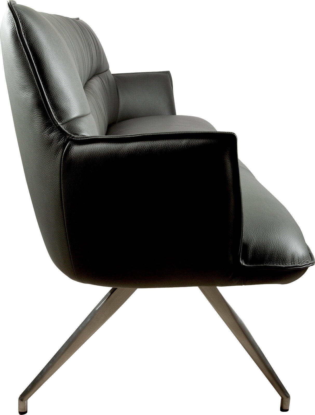 Schwarzer Leder-Sessel mit gepolsterter Rückenlehne und Metallbeinen, Seitenansicht von links auf weißem Hintergrund