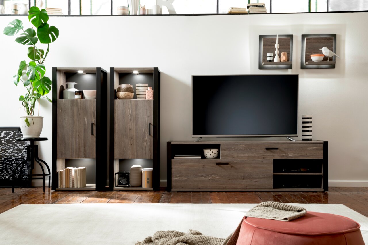 Wohnzimmermöbel-Set mit zwei Highboards und einem TV-Lowboard in Holzoptik, frontal fotografiert.