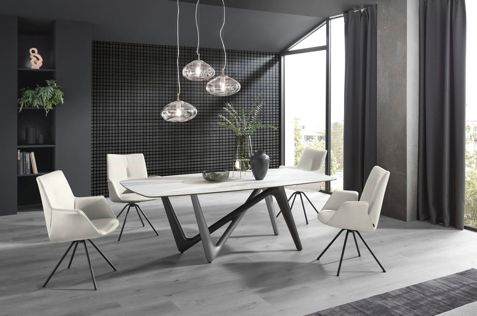 Moderner Essbereich mit vier weißen Sesseln um einen eleganten Tisch, seitliche Perspektive.