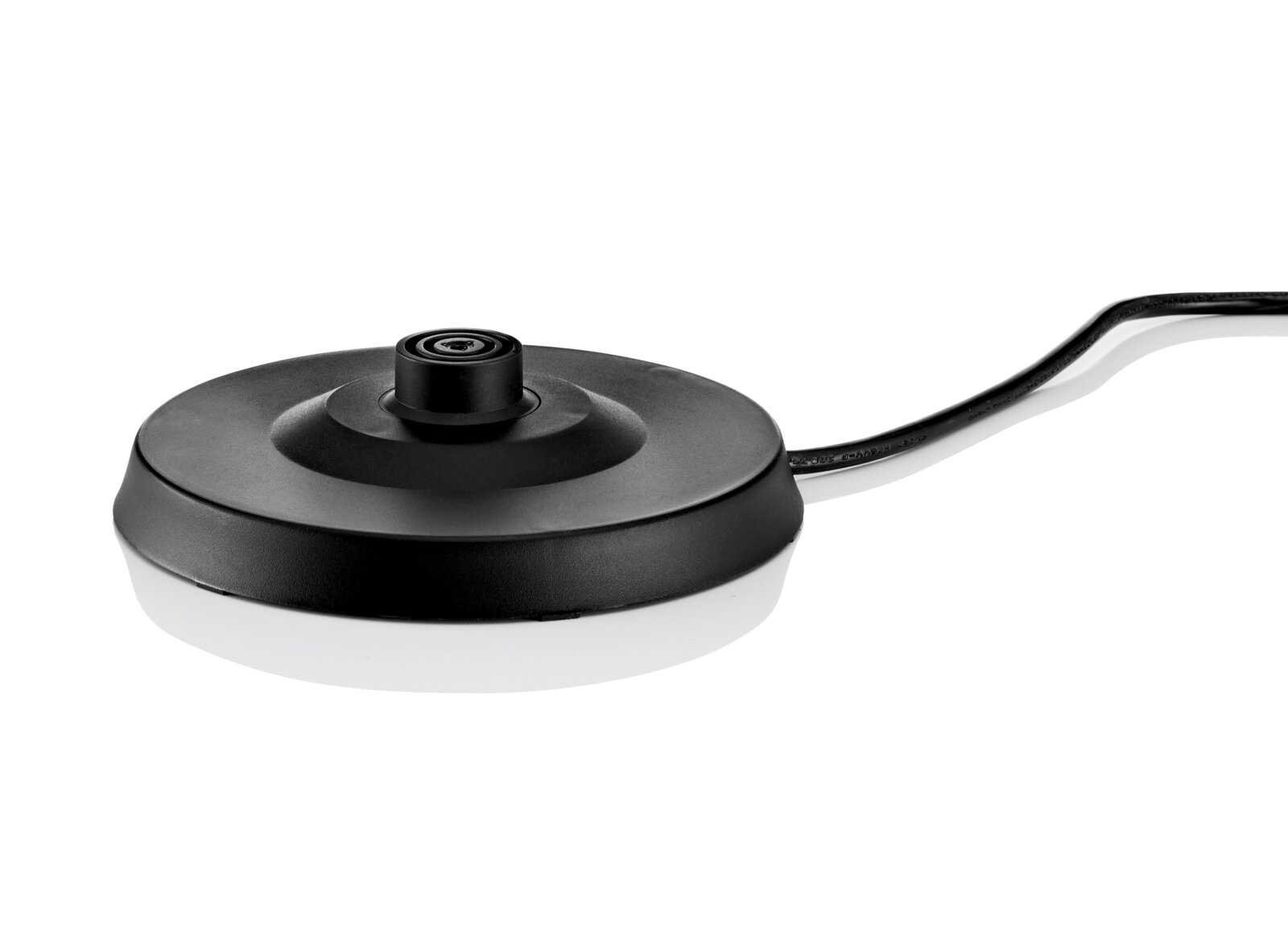Zwarte ronde elektrische contactvoet met snoer voor een waterkoker, schuin van voren en bovenaf gezien