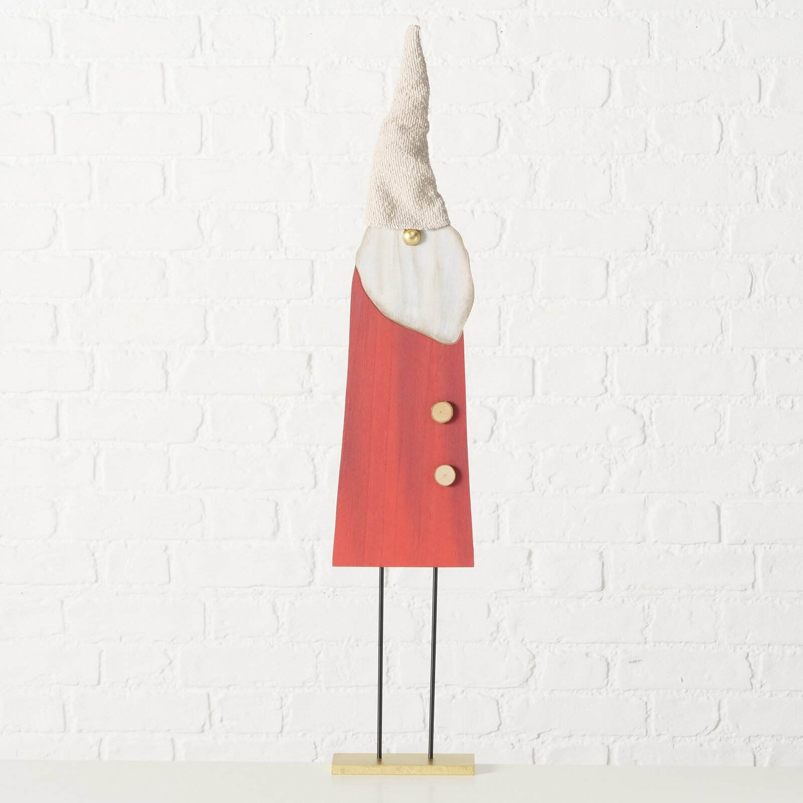Holzfigur eines Gnomes mit rotem Körper, zwei Knöpfen und spitzem Hut, frontal abgebildet.