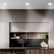 Drei LED-Einbauleuchten in einer modernen Küchenumgebung, Deckenansicht