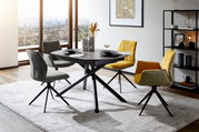 Moderner Esstisch mit schwarzer Tischplatte und gekreuzten Beinen, umgeben von stilvollen Stühlen in einem hellen Raum mit Stadtblick, aus seitlicher Perspektive.
