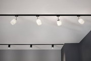 Schienenspot Blossom in einer modernen Deckeninstallation, seitliche Perspektive