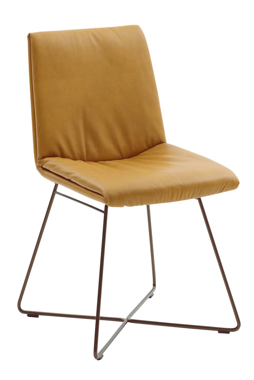 Musterring Stuhl MR 2050 Moderner Stuhl mit senfgelbem Polster und filigranem Metallgestell, seitliche Perspektive
