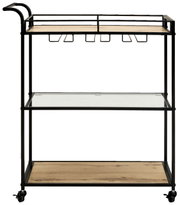 Serveerwagen/barwagen op wieltjes met een zwart metalen frame, houten planken en een glazen tussenplank, voorzien van een flessenhouder en een handgreep, vooraanzicht in licht zijdelings perspectief op een witte achtergrond