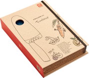 Verpackung eines blauen Kinderkochmessers von Zwilling, mit lustigen Gemüseillustrationen und einem Sichtfenster, schräg von oben fotografiert.