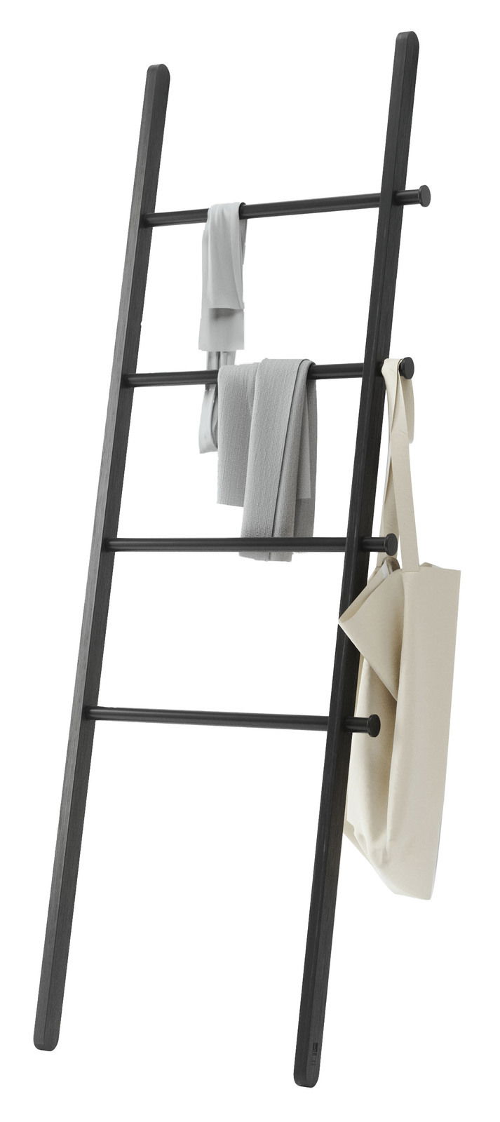 Schwarze Anlehnleiter mit mehreren Sprossen, auf denen Handtücher und eine Tasche hängen. Perspektive von der Seite.