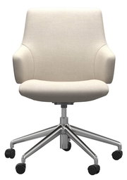 Beiger Home Office Sessel mit Armlehnen und verchromtem Drehfuß, Vorderansicht