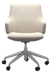 Beiger Home Office Sessel mit Armlehnen und verchromtem Drehfuß, Vorderansicht