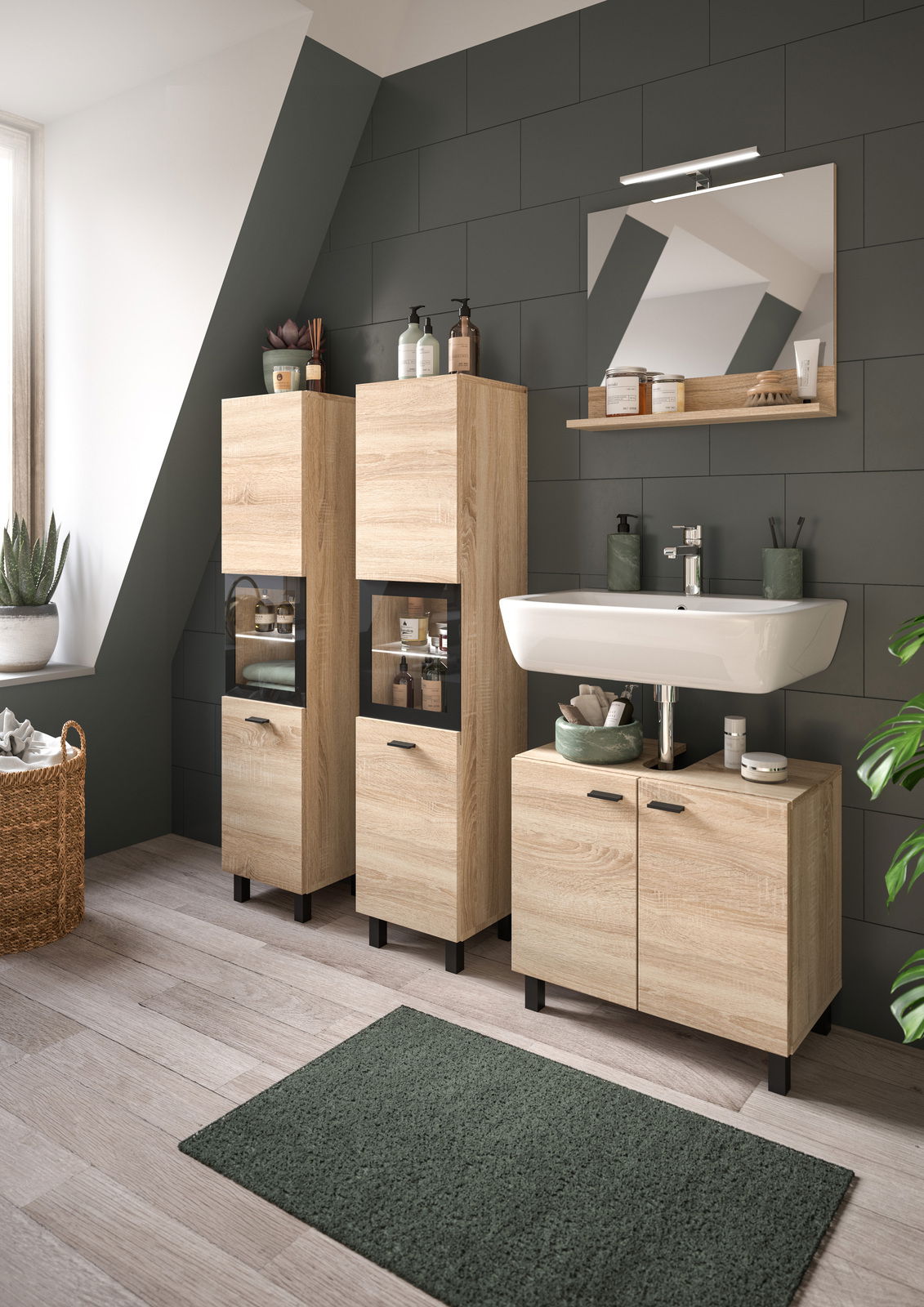 Moderne Badkombination BOSTON in Holzoptik mit Waschbecken, zwei hohen Schränken und Spiegel, seitliche Perspektive.