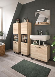 Moderne Badkombination BOSTON in Holzoptik mit Waschbecken, zwei hohen Schränken und Spiegel, seitliche Perspektive.