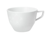 Weiße Tasse mit dezentem Muster, seitliche Perspektive